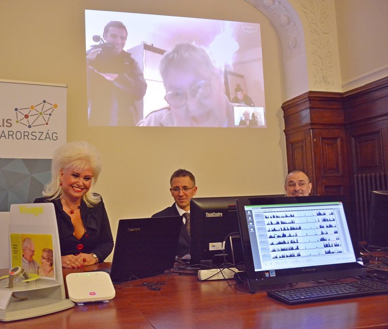 Az infokommunikációs modellporogram sajtótájékoztatója, 2015. október 1-én az idősek világnapján