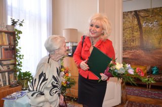 Rubovszky Csilla köszönti a 95 éves kerületi polgárt születésnapján